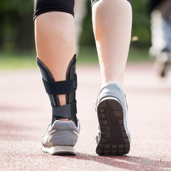 Runner in Ankle Stabilizer Brace stirrup splint ankle orthosis with rigid shells and hook-and-loop straps for lateral support