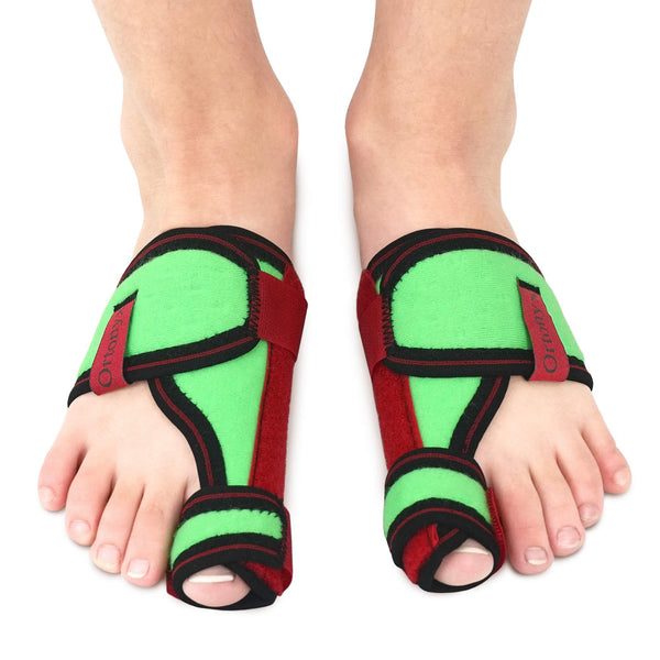 Child wearing ORTONYX ACJB2010 green-red kids hallux valgus bunion corrector splints with big toe straightener and padding